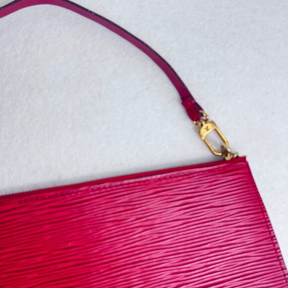 Louis Vuitton Epi Pochette Accessoires 24
Red wristlet gold hardware. - Picture 11 of 15